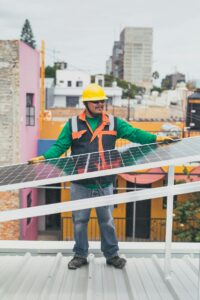 Zonnepanelen op dak: zwarte panelen in zonlicht